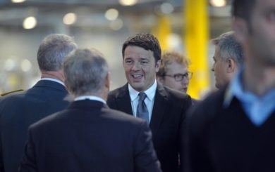 Renzi alla Piaggio tra slogan e proteste