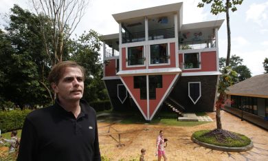 La casa sottosopra di Phuket