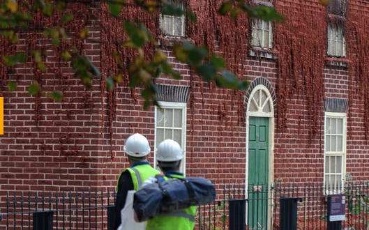 La casa che si scioglie: Alex Chinneck torna a stupire