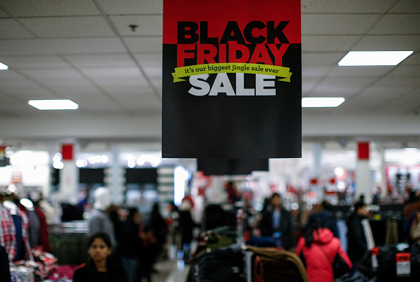 Black Friday, tutti pazzi per lo shopping natalizio