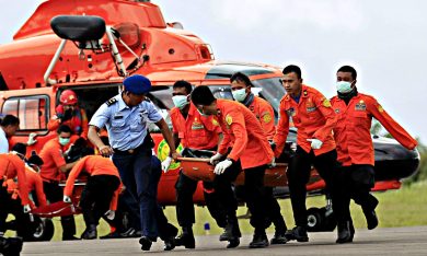 Air Asia, le operazioni di recupero dei corpi frenate dal maltempo – foto