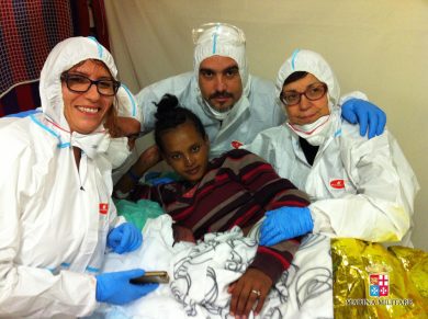 Immigrati: 1.000 salvati e un fiocco azzurro – Le foto