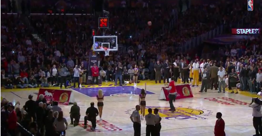 Nba: il tiro da 90 mila dollari di Vlade Divac Nba: il tiro da 90 mila dollari di Vlade Divac