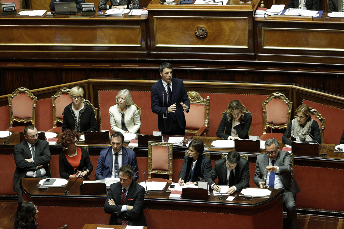 Renzi contro i grillini in Senato