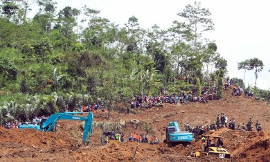 Indonesia, le foto della frana che ha travolto Jemblung