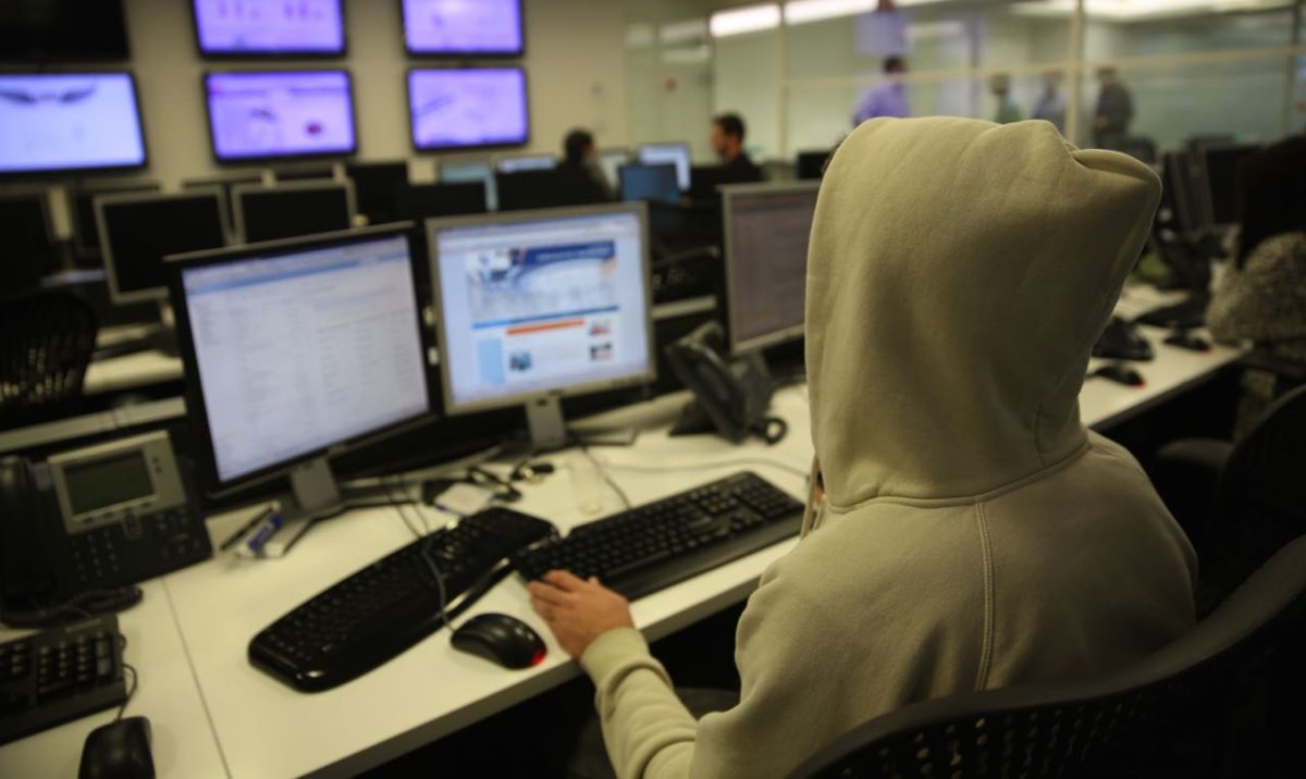 Galleria foto 'Così diamo la caccia a chi ruba i vostri soldi' - foto 2