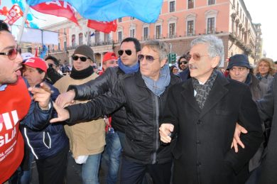 Massimo D’Alema contestato a Bari, il video