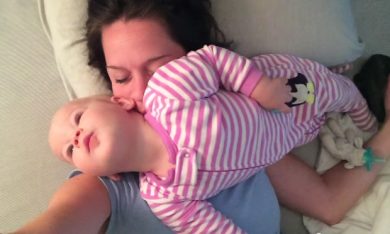 Il pisolino impossibile di mamma: la bimba è un tornado