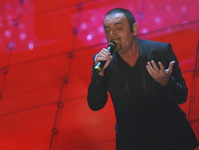 È morto Mango: infarto durante un concerto