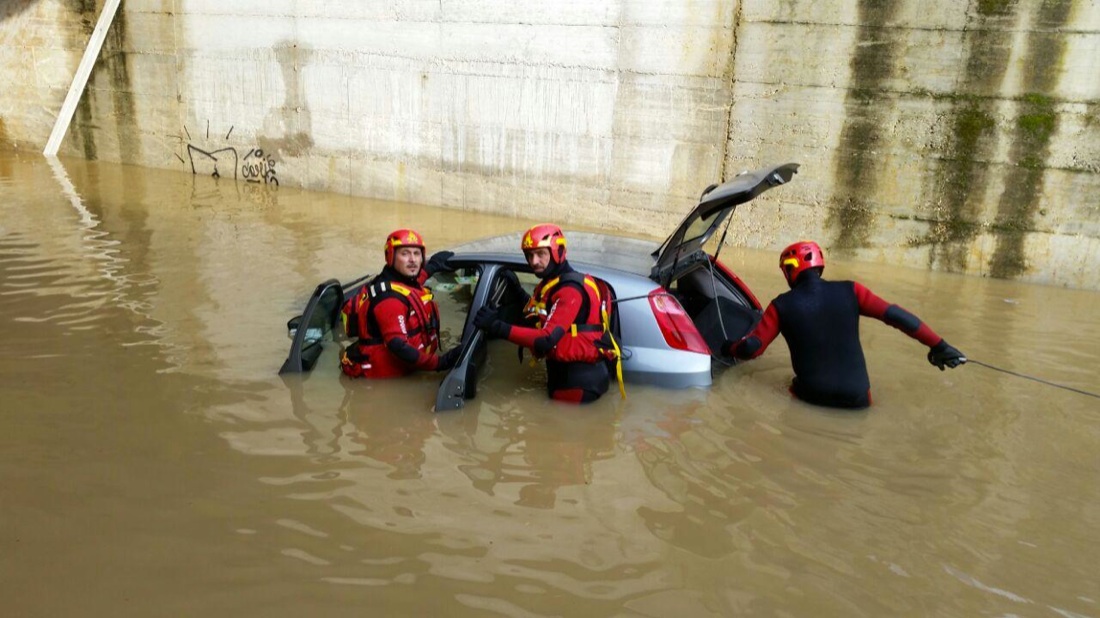 Maltempo, due morti nel sottopasso allagato. Le foto