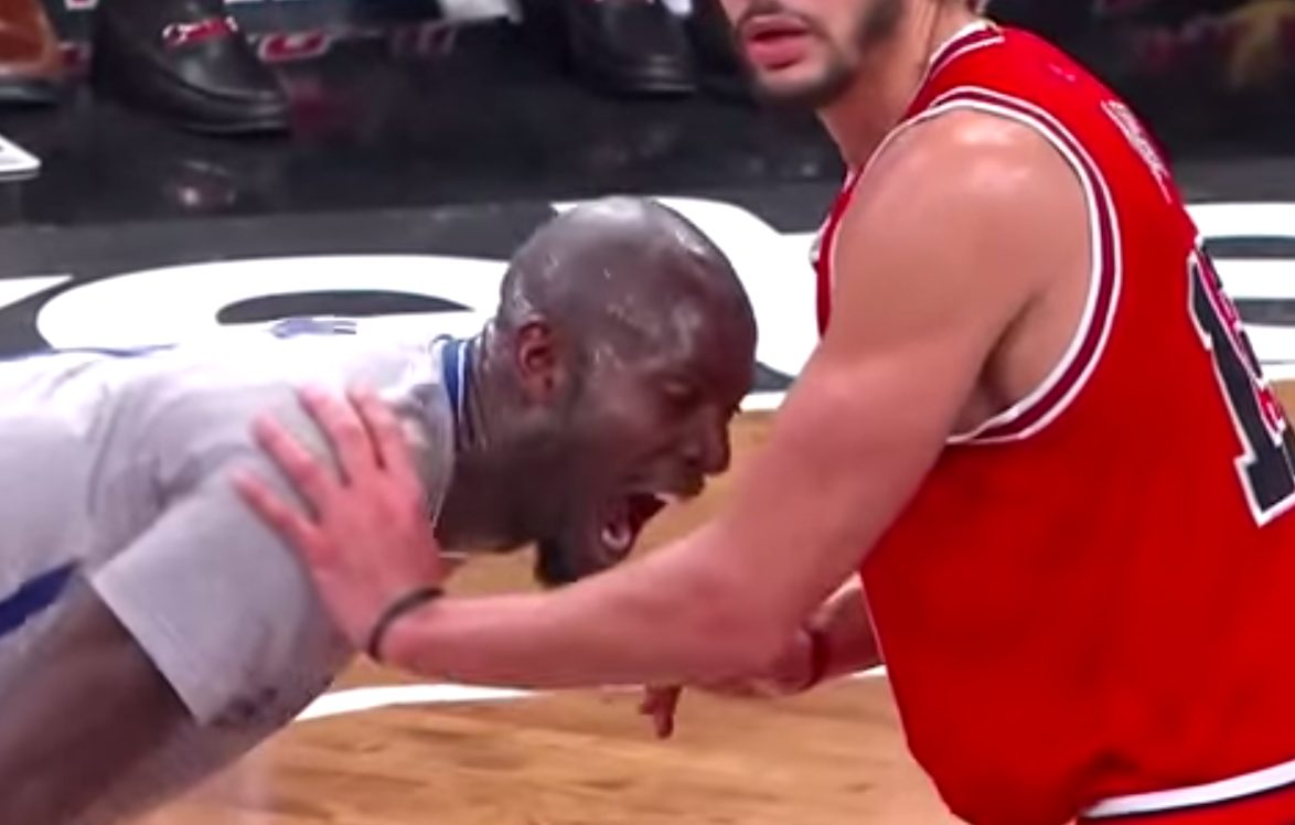 Nba: Garnett come Suarez, cerca di mordere Noah – Video Nba: Garnett come Suarez, cerca di mordere Noah – Video