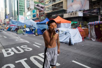 Hong Kong: riesplodono gli scontri