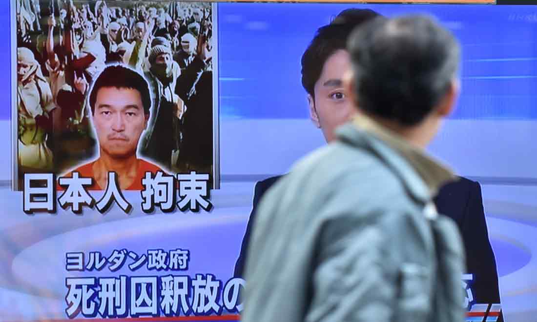 Ostaggi: l’Isis minaccia di uccidere il pilota giordano Ostaggi: l’Isis minaccia di uccidere il pilota giordano