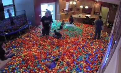 Sorpresa, la casa si riempie di palline colorate