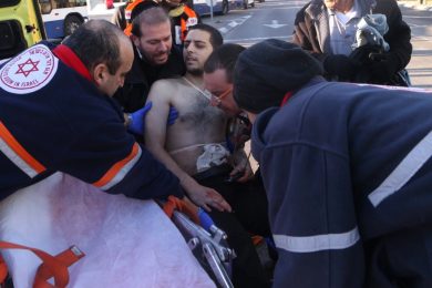 Tel Aviv, accoltella i passeggeri di un bus