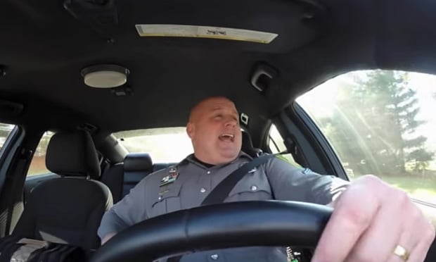 Il poliziotto al volante che canta Taylor Swift Il poliziotto al volante che canta Taylor Swift