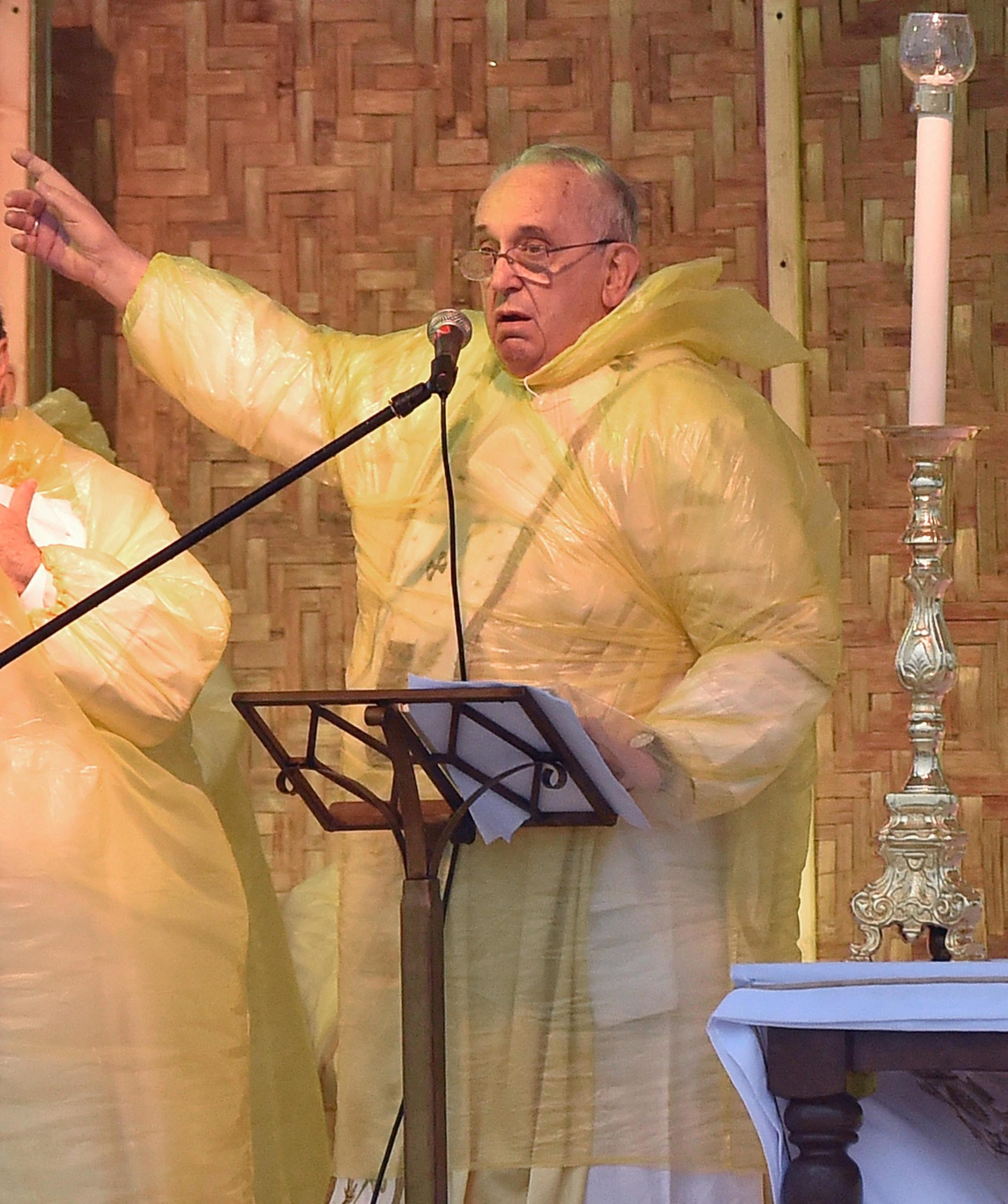 Il Papa piange con i superstiti del tifone