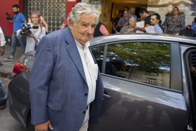 Uruguay: fa l’autostop, si ferma il presidente