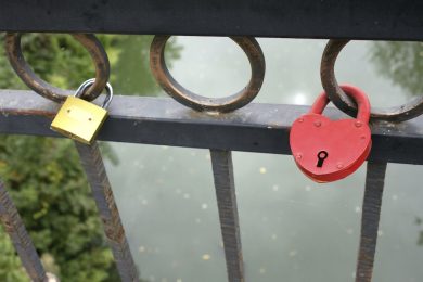 Vuoi innamorarti? Ecco le 36 domande per farlo “scientificamente”