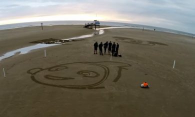 Il robot che disegna Nemo sulla spiaggia