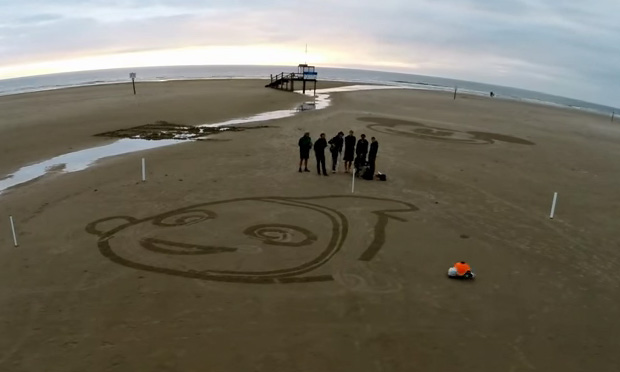 Il robot che disegna Nemo sulla spiaggia Il robot che disegna Nemo sulla spiaggia