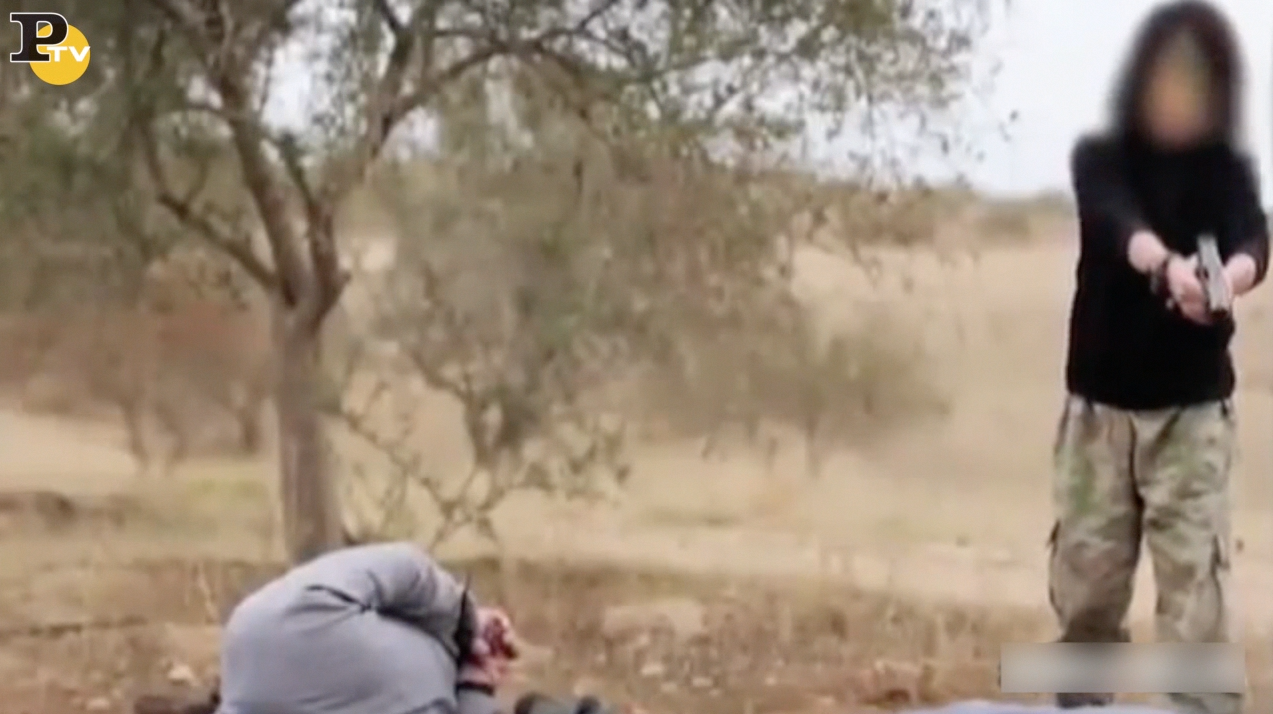 Isis: bambino uccide due prigionieri