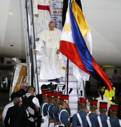 Papa Francesco su Charlie Hebdo: chi insulta la fede “si aspetti un pugno”