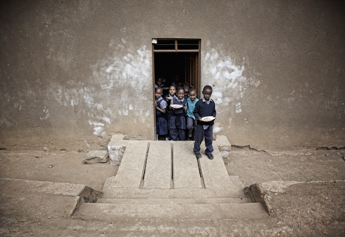 Tutti alla finestra: il dolore, le ombre e la magia della Tanzania Tutti alla finestra: il dolore, le ombre e la magia della Tanzania