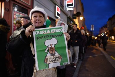 Parigi: coda all’alba per comprare Charlie Hebdo