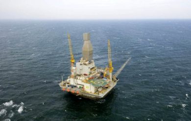 Petrolio ai minimi, tre  idee per investire