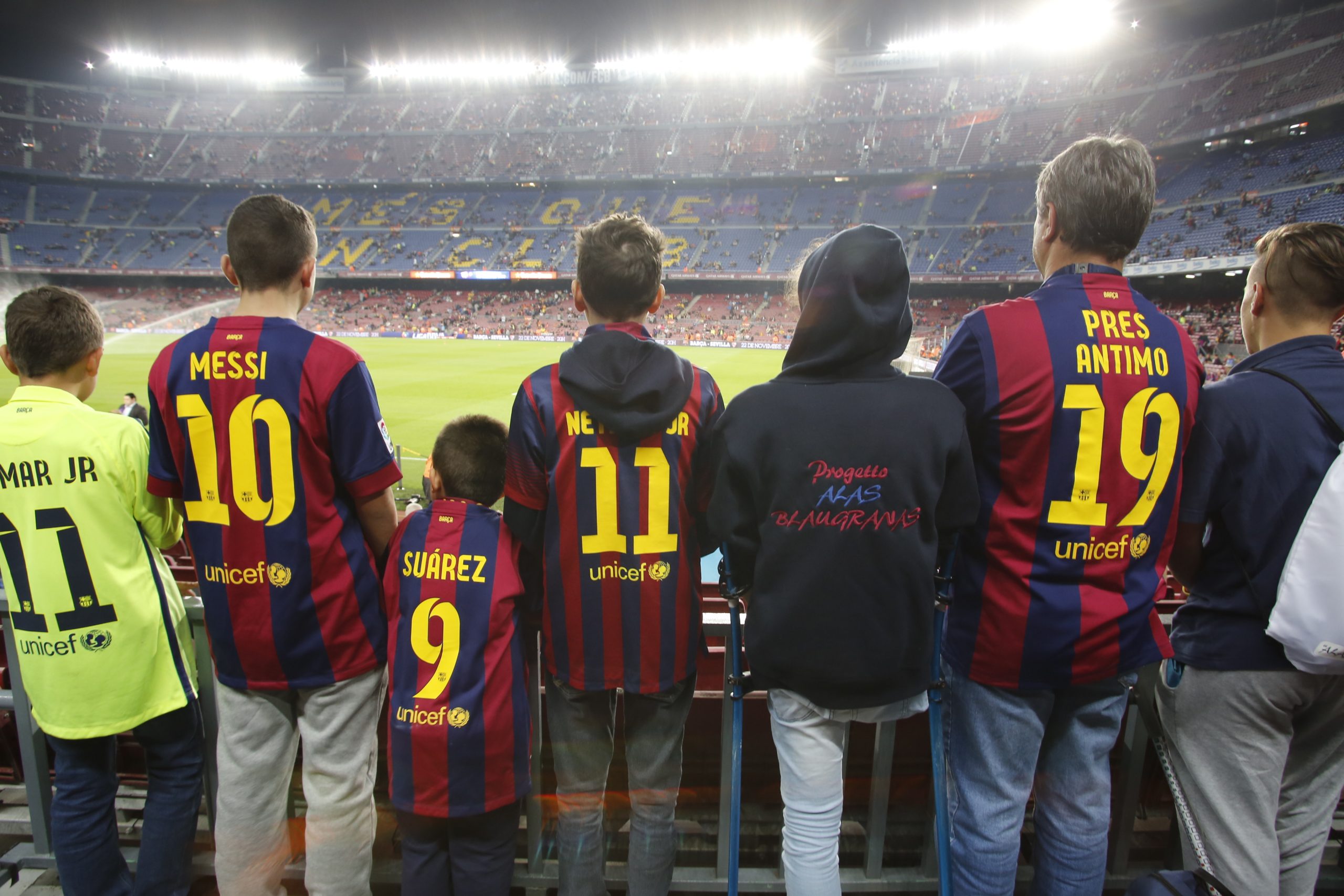 Messi e Neymar, compagni per un giorno. Il viaggio di 13 tifosi speciali Messi e Neymar, compagni per un giorno. Il viaggio di 13 tifosi speciali