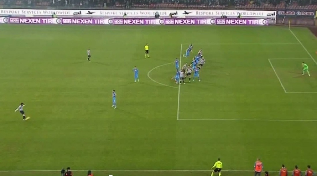 Napoli-Juventus 1-3: irregolare il gol di Caceres Napoli-Juventus 1-3: irregolare il gol di Caceres