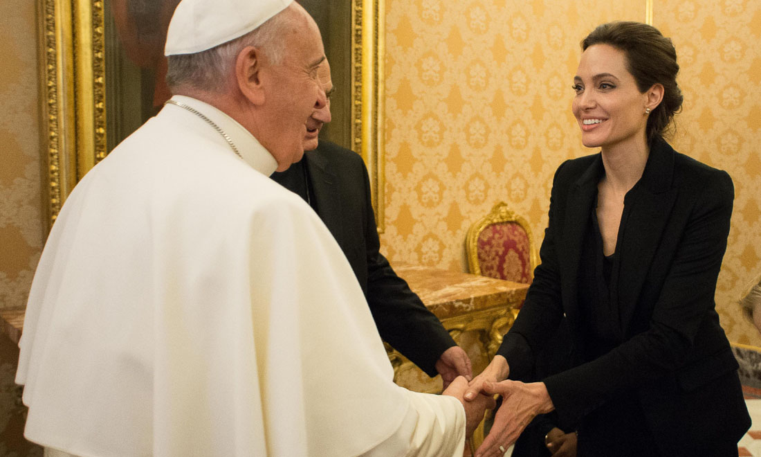 Angelina Jolie incontra Papa Francesco per Unbroken Angelina Jolie incontra Papa Francesco per Unbroken