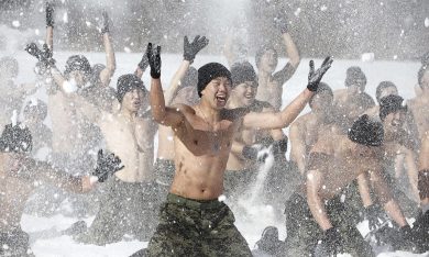 Soldati nella neve in Corea del Sud