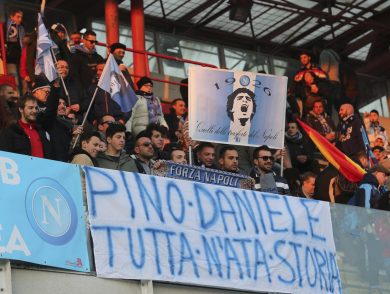 Pino Daniele, l’omaggio di Napoli: striscioni, flash mob e canti