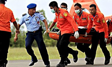 Disastro Air Asia, riprendono le ricerche delle scatole nere