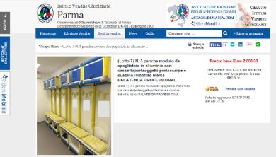 Parma, niente lavanderia e panchina all’asta