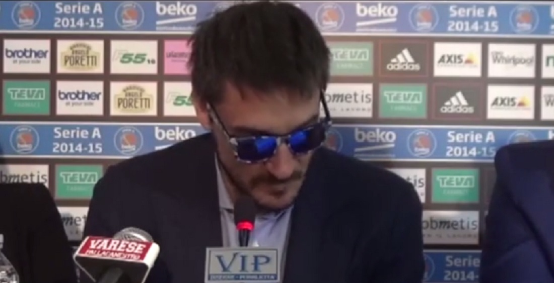 Pozzecco lascia in lacrime la panchina di Varese Pozzecco lascia in lacrime la panchina di Varese