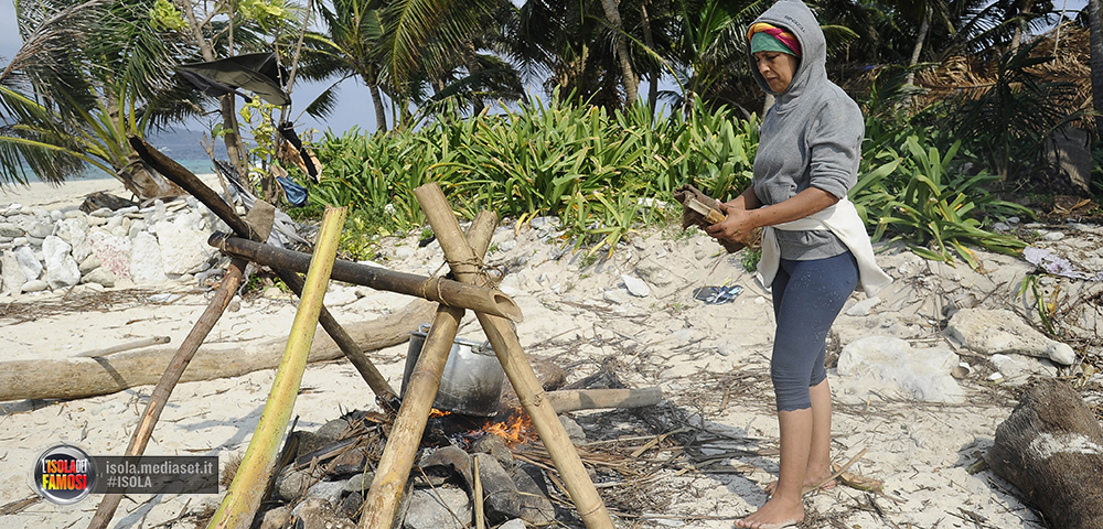 Isola dei Famosi 10, Rachida contro Cristina Buccino: “E’ troppo viziata” Isola dei Famosi 10, Rachida contro Cristina Buccino: “E’ troppo viziata”