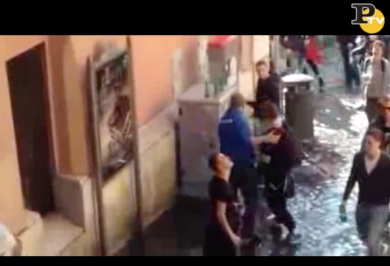 Tifosi Feyenoord e la pipì sui palazzi di Roma