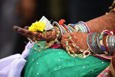 Lui ha un attacco epilettico durante le nozze e lei cambia marito