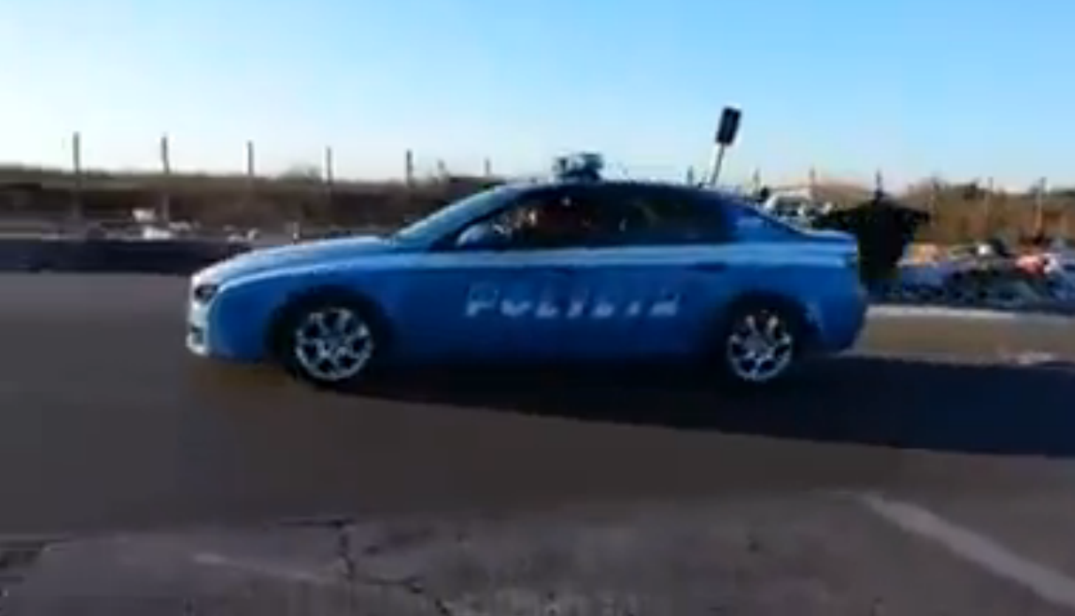 Nomadi con auto della Polizia a Roma
