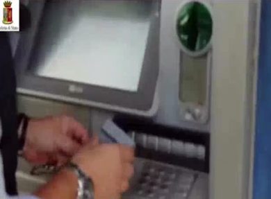 Carte di credito clonate, le foto della truffa
