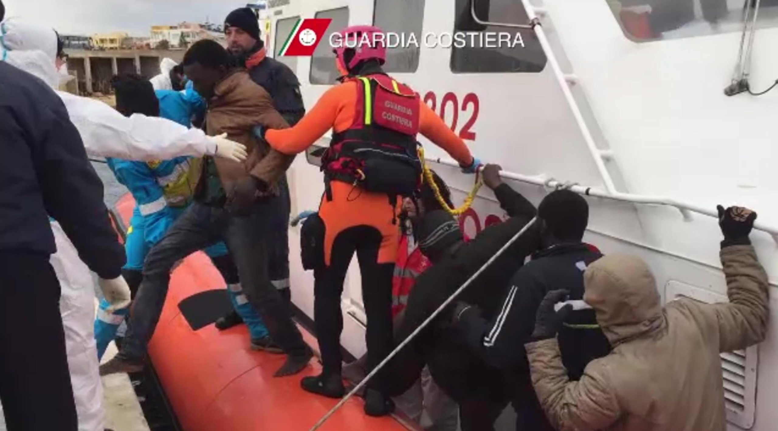 Lampedusa: il centro d’accoglienza esplode Lampedusa: il centro d’accoglienza esplode