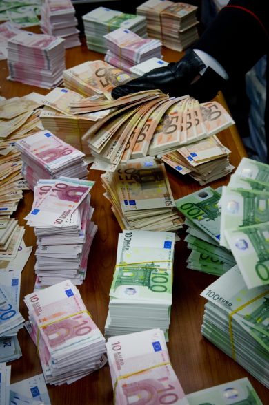 Euro falsi: come riconoscerli in quattro mosse