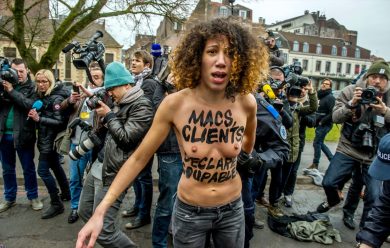 Femen a seno nudo contro Strauss-Kahn – Le foto