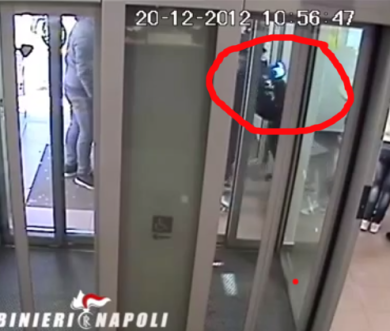 Mamma porta il figlio di 10 anni a rapinare l’ufficio postale