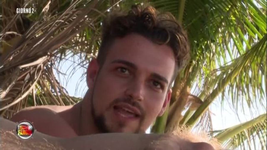 Isola dei Famosi 10: prima lite tra Valerio Scanu e Rachida Isola dei Famosi 10: prima lite tra Valerio Scanu e Rachida