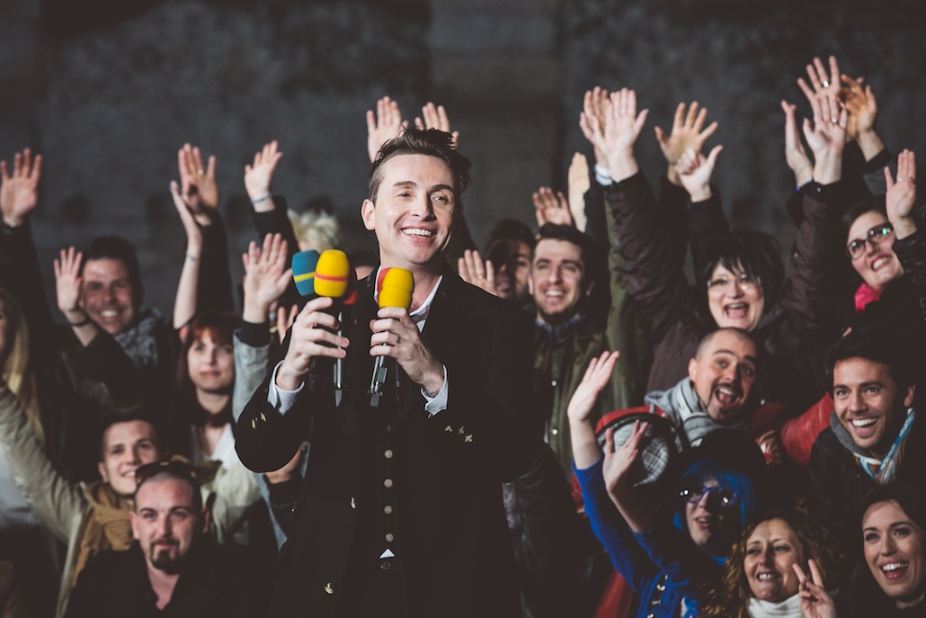 Karaoke: stasera il ritorno del programma cult di Italia1 Karaoke: stasera il ritorno del programma cult di Italia1