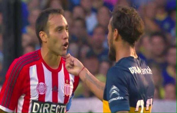 L’ultima di Osvaldo: offre erba (da mangiare) al suo avversario L’ultima di Osvaldo: offre erba (da mangiare) al suo avversario